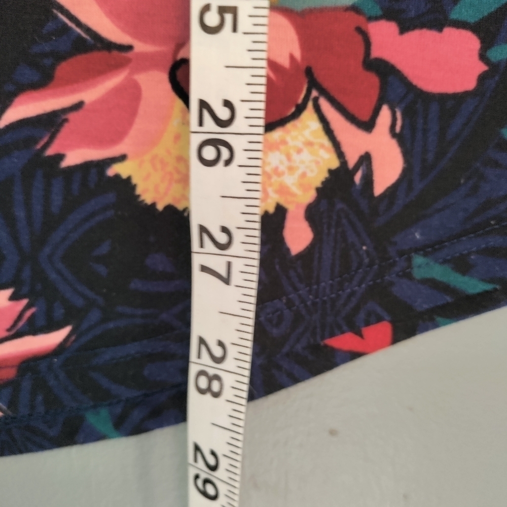 LuLaRoe top L - Picture 5 of 5